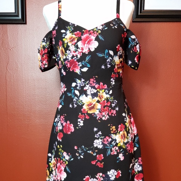 Express black and floral cold shoulder dress - Picture 6 of 8